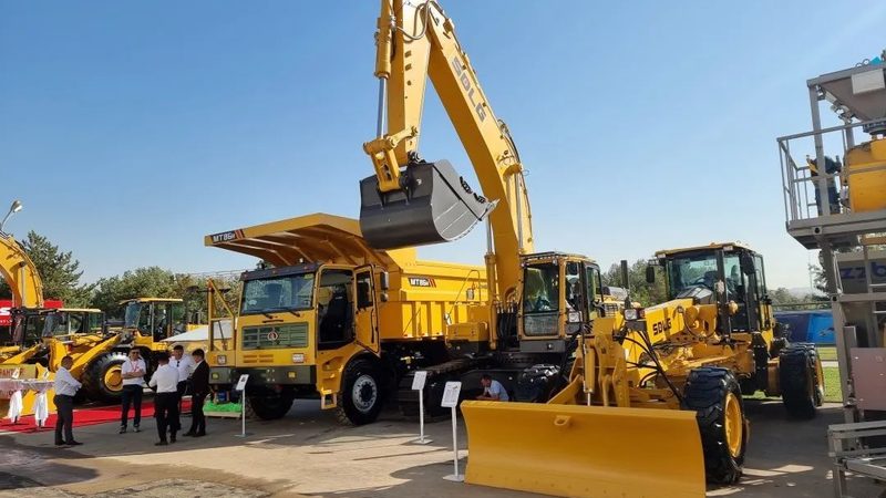 选择厂家直销的路面平地机具有以下优势：